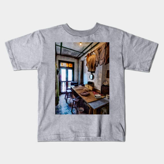 Living and working in Shanty Town Kids T-Shirt by PictureNZ